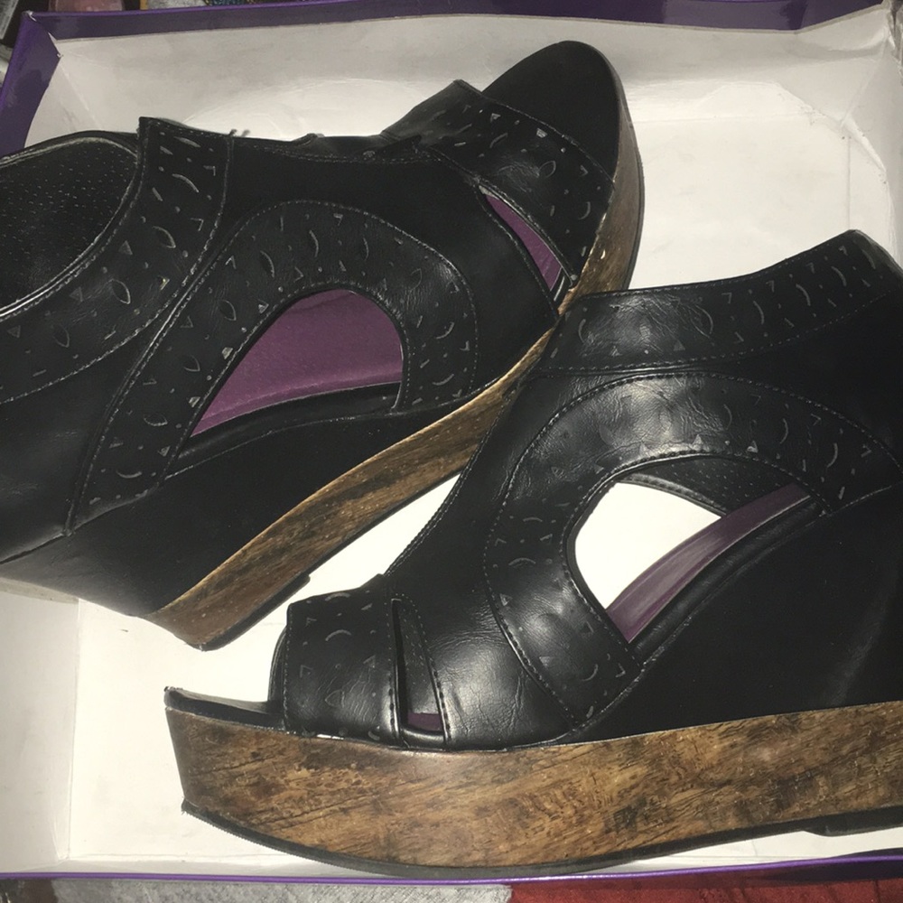 Black Wedges